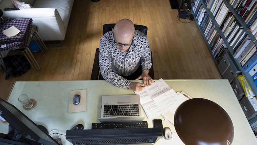 Ein Bildredaktor der Nachrichtenagentur Keystone-SDA arbeitet an seinem Arbeitsplatz im Homeoffice, fotografiert am Donnerstag, 12. November 2020, in Zuerich-Altstetten. (KEYSTONE/Gaetan Bally)