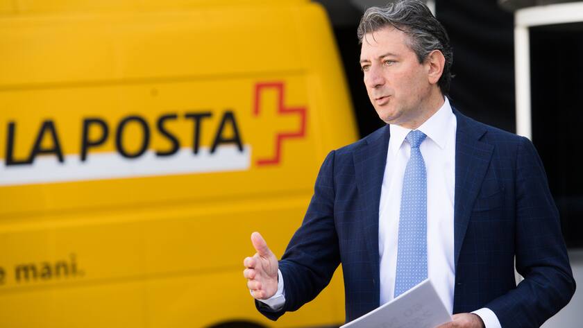 Post-Chef Roberto Cirillo hält an täglicher Briefzustellung fest Roberto Cirillo, Generaldirektor der Post, spricht waehrend eines Besuchs von Bundespraesidentin Simonetta Sommaruga und des Tessiner Staatsrates im Paketzentrum in Cadenazzo anlaesslich eines Treffens von Sommaruga mit der Tessiner Regierung, am Samstag, 2. Mai 2020. (KEYSTONE/Ti-Press/POOL/Alessandro Crinari)
