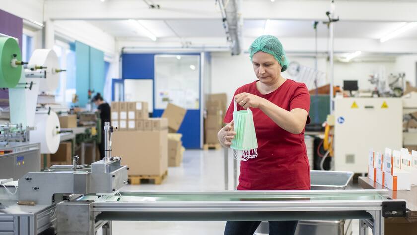Mitarbeiter verarbeiten die Schutzmasken, die chirurgischen OP-Masken Typ II R, bei dem Verbandsstoffhersteller Wernli AG in Rothrist, aufgenommen am Dienstag, 28. April 2020. (KEYSTONE/Ennio Leanza)