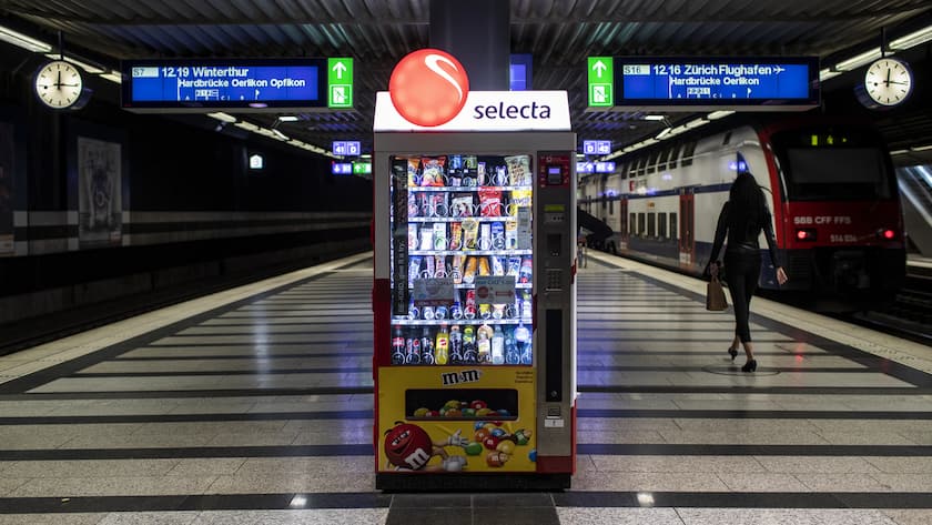 Selecta baut 3000 Arbeitsplätze ab: «Wir erfinden die Firma neu» Ein Selecta-Automat im Hauptbahnhof Zuerich verkauft Schutzmasken und Desinfektionsmittel, aufgenommen am Montag, 11. Mai 2020. (KEYSTONE/Alexandra Wey)
