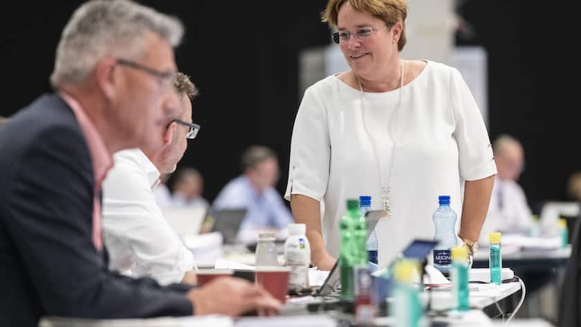 Magdalena Martullo-Blocher, SVP-GR, rechts, diskutiert mit Hans-Ueli Vogt, SVP-ZH, an der Sommersession der Eidgenoessischen Raete, am Mittwoch, 3. Juni 2020 im Nationalrat in einer Ausstellungshalle von Bernexpo in Bern. Damit das Parlament die vom Bundesrat verordneten Verhaltens- und Hygieneregeln zur Bekaempfung der Covid-19 Coronavirus Pandemie einhalten kann, findet auch die Sommersession in Bernexpo und nicht im Bundeshaus statt. (KEYSTONE/Alessandro della Valle)