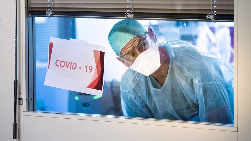 Medical personnel at work in the intensive care unit of the Sion hospital (Hopital de Sion) during the coronavirus disease (COVID-19) outbreak in Sion, Switzerland, Wednesday, April 1, 2020. (KEYSTONE/Jean-Christophe Bott)