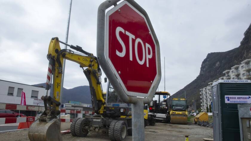 Eingeschränkte Bautätigkeit macht Sika zu schaffen Blick auf eine geschlossene Baustelle in Mendrisio, am Montag, 23. Maerz 2020. Das Tessin hat alle Baustellen wegen der Ausbreitung des Corona-Virus geschlossen. Der Bund kritisierte am Montag, dass die Massnahmen nicht vereinbar mit Bundesrecht seien. (KEYSTONE/Ti-Press/Davide Agosta)
