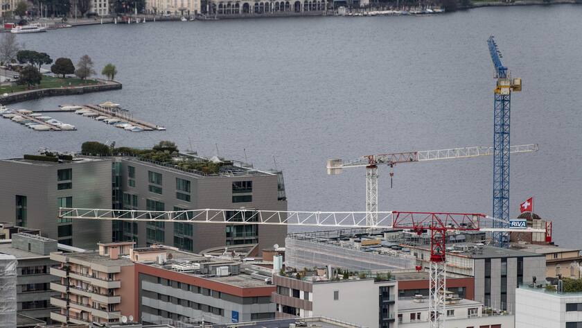 Baukraene von verschiedenen Baustellen in Paradiso TI, am Montag, 23. Maerz 2020. Das Tessin hat alle Baustellen wegen der Ausbreitung des Corona-Virus geschlossen. Der Bund kritisierte am Montag, dass die Massnahmen nicht vereinbar mit Bundesrecht seien. (KEYSTONE/Ti-Press/Davide Agosta)