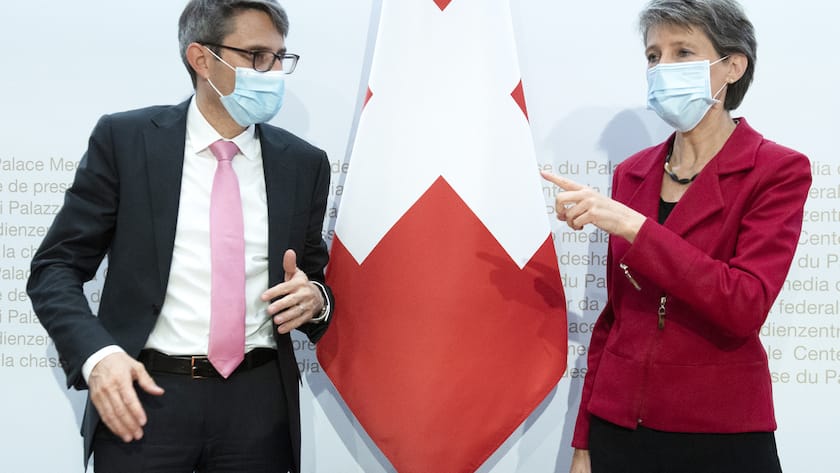 Lukas Engelberger, Praesident der Gesundheitsdirektorenkonferenz, links, und Bundespraesidentin Simonetta Sommaruga, rechts, an einer Medienkonferenz anlaesslich eines Treffens zwischen dem Bund und den Spitzenvertretern der kantonalen Konferenzen KdK, GDK und VDK zur Lagebeurteilung der Corona Situation, am Donnerstag, 15. Oktober 2020, in Bern. (KEYSTONE/Marcel Bieri)