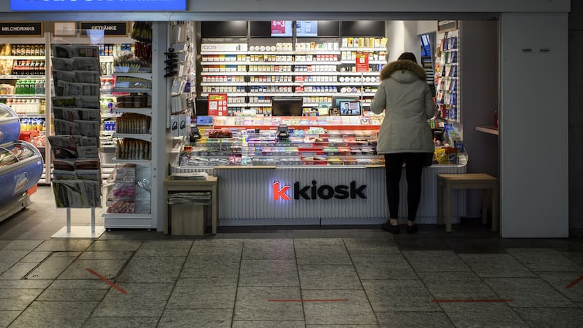Eine Pendlerin kauft etwas bei einem Kiosk, waehrend der Coronavirus (Covid-19)-Pandemie, am Montag, 23. Maerz 2020, beim Bahnhof Bern. Die SBB und regionale Transportunternehmen reduzieren wegen der Coronavirus-Krise schrittweise den Fahrplan. (KEYSTONE/Anthony Anex)