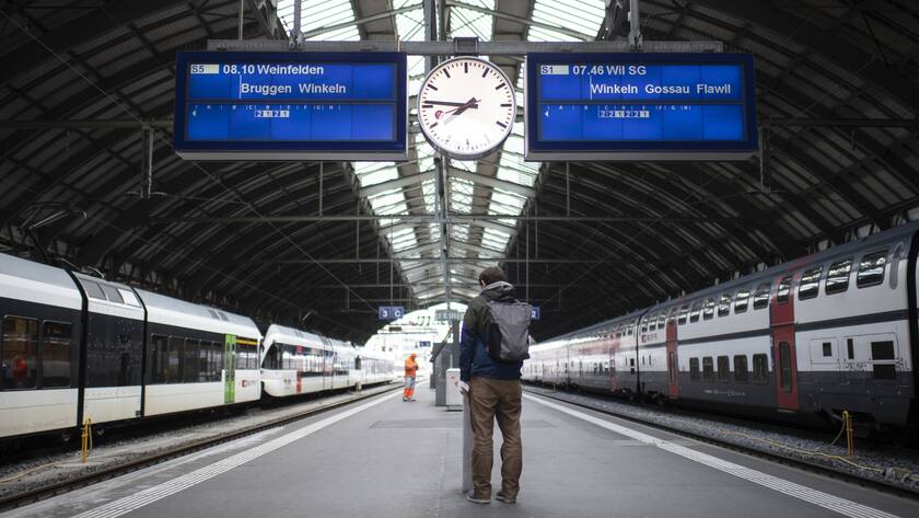 Ein Pendler am Bahnhof, am Montag, 23. Maerz 2020, in St. Gallen. Die SBB und regionale Transportunternehmen reduzieren wegen der Coronavirus-Krise schrittweise den Fahrplan. (KEYSTONE/Gian Ehrenzeller)