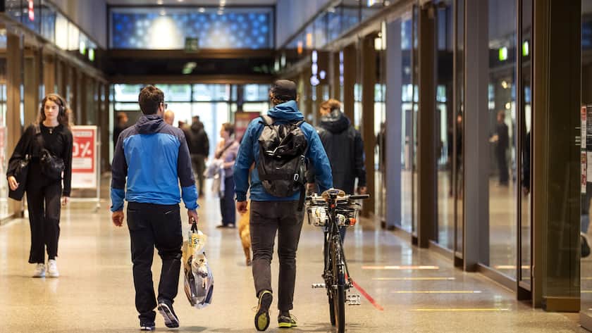 Menschen gehen an wiedergeoeffneten Geschaeften vorbei in der Europaallee in Zuerich am Montag, 11. Mai 2020. (KEYSTONE/Alexandra Wey)