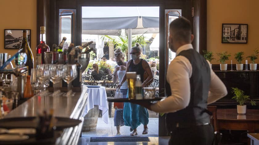Ein Kellner steht im geoeffneten Innenbereich eines Restaurants in Lugano, am Montag 31. Mai 2021. Ab heute duerfen die Restaurants auch die Tische im Innern wieder besetzen. (KEYSTONE/Ti-Press/Pablo Gianinazzi)