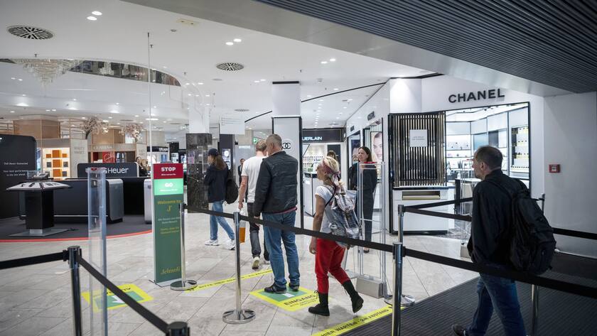 Kunden betreten den Laden nach der Tueroeffnung um 10 Uhr im Warenhaus Jelmoli am Tag der Wiedereroeffnung nach dem Corona-Lockdown, am Montag, 11. Mai 2020, in Zuerich. Nach dem Corona-Lockdown koennen ab heute Geschaefte, Institutionen und weitere Einrichtungen ihren Betrieb unter Erfuellung des vom Bund verordneten Schutzkonzeptes wieder aufnehmen. (KEYSTONE/Christian Beutler)