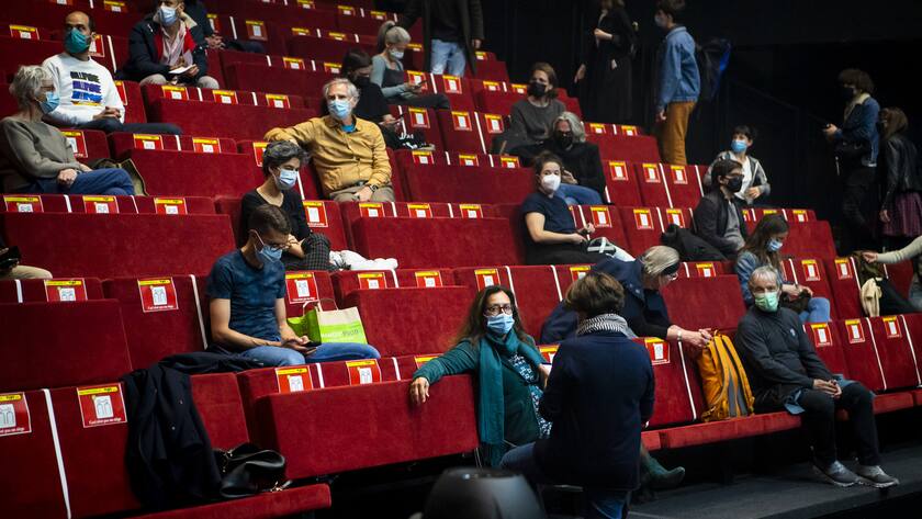 Les spectateurs prennent place sur les sieges de la salle du Pavillon a l'occasion de la reprise du spectacle de Thom Luz "Chansons sans paroles" au Theatre Vidy-Lausanne, pendant la crise du Coronavirus (Covid-19) le jeudi 22 avril 2021 a Lausanne. (KEYSTONE/Jean-Christophe Bott)