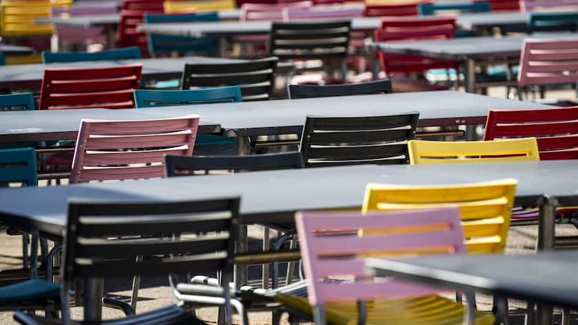 Leere Tische und Stuehle im Zoo Zuerich am Mittwoch, 18. Maerz 2020. Wegen des Coronavirus wurde der Zoo Zuerich fuer die Besucher geschlossen. (KEYSTONE/Alexandra Wey)