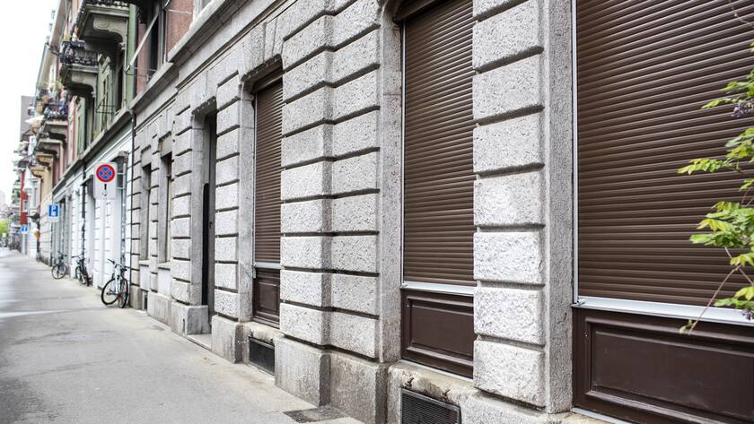 Ein geschlossenes Geschaeft, aufgenommen am Dienstag, 28. April 2020, in Zuerich. Um zwangsgeschlossene Kleinbetriebe zu entlasten, schlaegt der Verband Immobilien Schweiz (VIS) der Wirtschaftskommission des Staenderates einen Mieterlass von zwei Monatsmieten vor. Das Parlament wird darueber voraussichtlich an der Sondersession entscheiden. (KEYSTONE/Alexandra Wey)