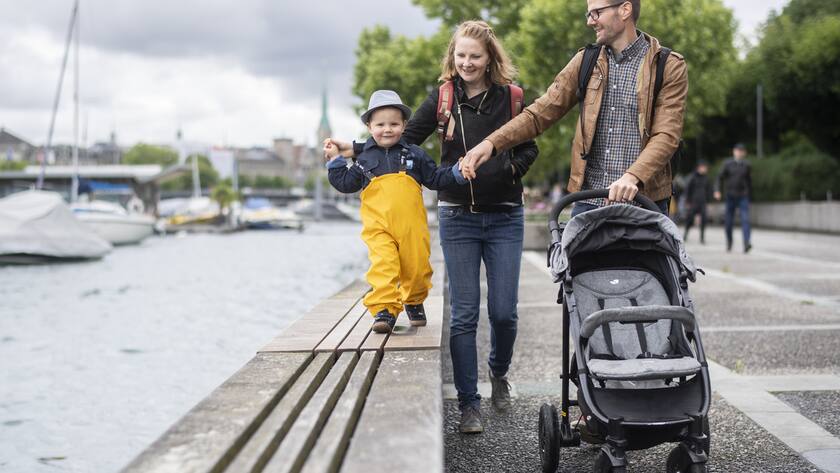Christoph, Katalin und ihr Sohn Alexander spazieren auf der seit gestern geoeffneten Seepromenade am Zuerichsee, aufgenommen am Sonntag, 7. Juni 2020 in Zuerich. (KEYSTONE/Ennio Leanza)