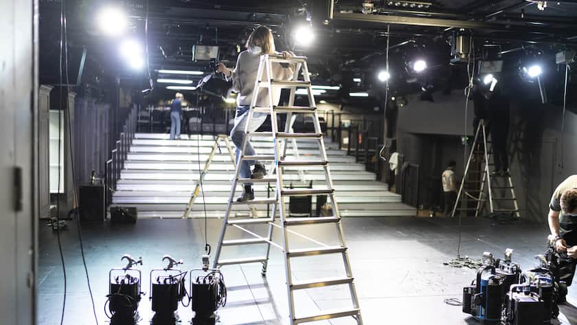 Mitarbeitende des Theaters Neumarkt bauen das Buehnenbild und die Technik des Stuecks "Ouverture for a Club" ab (das Stueck - eine Koproduktion von der Stadtgalerie Bern, dem Arsenic Lausanne und dem Neumarkt - konnte aufgrund der letzten Corona-Verschaerfungen nicht aufgefuehrt werden), um danach das neue Buehnenbild von "Nouvelle Nahda" aufzubauen, fotografiert am Mittwoch, 16. Dezember 2020, in Zuerich. (KEYSTONE/Gaetan Bally)