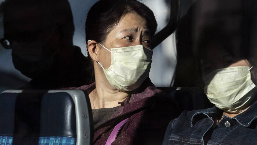 Zwei Frauen mit Mundschutz fahren mit dem Tram in Zuerich, aufgenommen am Dienstag, 19. Mai 2020. (KEYSTONE/Ennio Leanza)