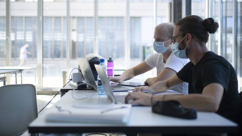 Für Unternehmen gilt jetzt: Maskenpflicht und wenn möglich Homeoffice Studenten mit Schutzmasken an der Ostschweizer Fachhochschule OST, am Dienstag, 15. September 2020, in Rapperswil-Jona. An der OST gilt wegen des Coronavirus eine Maskenpflicht, solange Studierende und Lehrpersonen in Bewegung sind oder die Abstaende nicht eingehalten werden koennen. (KEYSTONE/Gian Ehrenzeller)