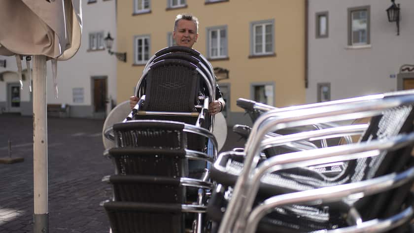 Linus Caduff, Chef des Cafe Arcas, packt zusammen, am Montag, 16. Maerz 2020, in Chur. Die Buendner Regierung hat beschlossen, wegen des Coronavirus weitere Massnahmen vorzunehmen. Einkaufslaeden und Gastronomiebetriebe muessen ab heute 12 Uhr geschlossen sein. (KEYSTONE/Gian Ehrenzeller)