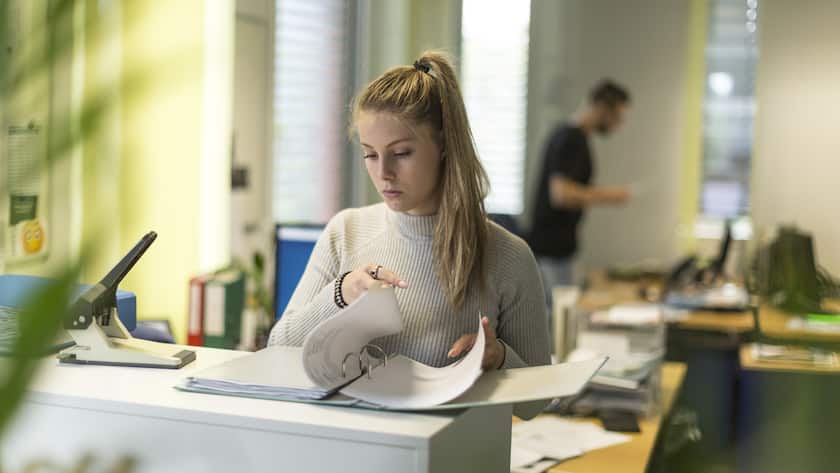 A learning commercial clerk works in an office of the Swiss Commercial Employees Association, in Zurich, Switzerland, on June 10, 2015. (KEYSTONE/Gaetan Bally)Eine Lernende kaufmaennische Angestellte arbeitet in einem Buero des Kaufmaennischen Verbandes Schweiz, am 10. Juni 2015, in Zuerich. (KEYSTONE/Gaetan Bally)
