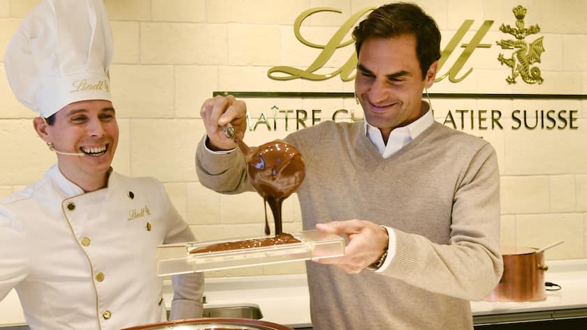 Maitre Chocolatier Stefan Bruderer, links, mit Special Guest Roger Federer, rechts, bei der Eroeffnung der neuen Lindt Boutique auf dem Flughafen Zuerich in Kloten am Freitag, 5. April 2019. (KEYSTONE/Walter Bieri)