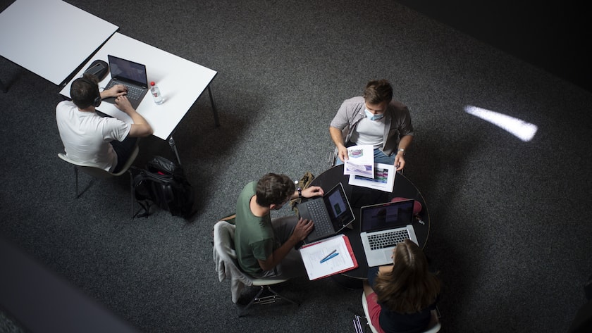 Studenten mit Schutzmasken an der Ostschweizer Fachhochschule OST, am Dienstag, 15. September 2020, in Rapperswil-Jona. An der OST gilt wegen des Coronavirus eine Maskenpflicht, solange Studierende und Lehrpersonen in Bewegung sind oder die Abstaende nicht eingehalten werden koennen. (KEYSTONE/Gian Ehrenzeller)