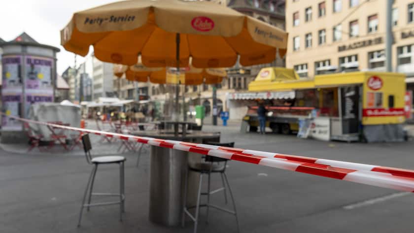 Der abgesperrte Marktplatz, wo sich nur noch 200 Personen mit Schutzmaske im Bereich der Marktstaende aufhalten duerfen, in Basel am Montag, 19. Oktober 2020. (KEYSTONE/Georgios Kefalas)