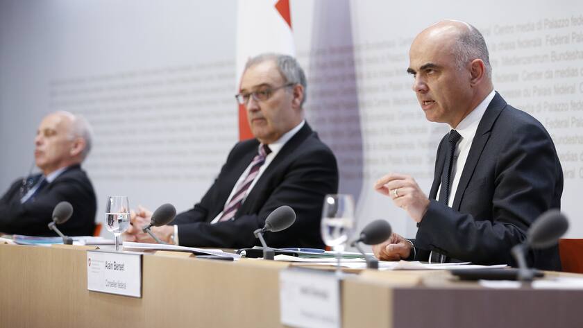 Bundesrat Alain Berset spricht an der Seite von Bundesrat Ueli Maurer, links, und Bundesrat Guy Parmelin, Mitte, waehrend einer Medienkonferenz ueber die Situation des Coronavirus, am Freitag, 20. Maerz 2020 in Bern. (KEYSTONE/Peter Klaunzer)