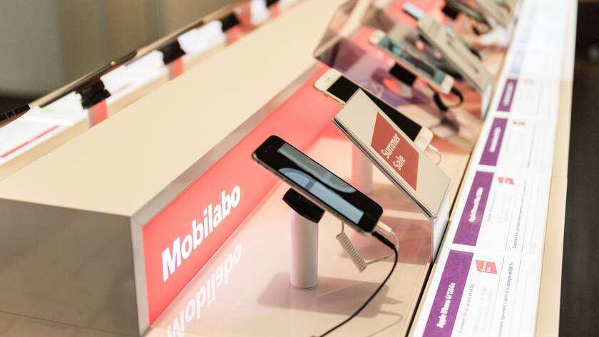 Quartalsergebnis Sunrise: Weniger Roaming, mehr nationale Anrufe Mobile phones on display in a shop of telecommunications provider Sunrise Communications at the shopping center En Felezin in Romanel-sur-Lausanne, Canton of Vaud, Switzerland, pictured on July 6, 2015. (KEYSTONE/Christian Beutler)