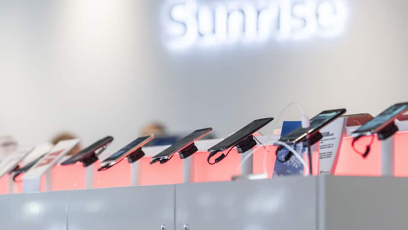 Mobile phones on display in a shop of the telecommunications provider Sunrise Communications at the shopping center En Felezin in Romanel-sur-Lausanne, Canton of Vaud, Switzerland, pictured on July 6, 2015. (KEYSTONE/Christian Beutler)
