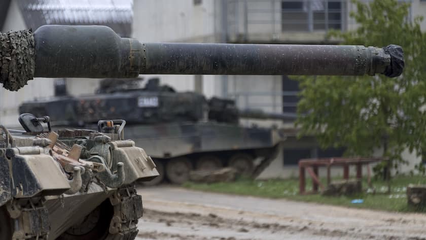 Wollen Sie viel verdienen? Gehen Sie in den Waffenhandel! Gefechtsuebung des Panzerbataillons 14 am Medientag der RUAG und der Schweizer Armee im Gefechtsausbildungszentrum (GAZ) in Bure, am Mittwoch, 26. April 2017. (KEYSTONE/Georgios Kefalas)
