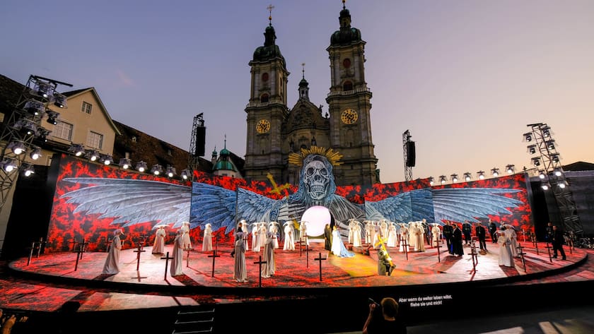 Szenenbild aus der Oper "Il trovatore", aufgenommen am Dienstag, 26. Juni 2019, bei einer Fotoprobe zur Oper "Il trovatore" von Giuseppe Verdi bei den St. Galler Festspielen auf dem Klosterplatz vor der Kathedrale in St. Gallen. Inszeniert hat Aron Stiehl. Die musikalische Leitung hatte Michael Balke inne. Das Buehnenbild kreierte Frank Philipp Schloessmann. Die Kostueme schneiderte Mechthild Seipel und das Licht zauberte Franck Evin. (KEYSTONE/Eddy Risch)