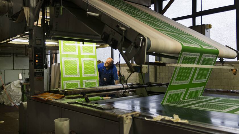 A screen printing machine in the textile printing factory Mitloedi Ltd., in Mitloedi in the Canton of Glarus, Switzerland, produces Glarnertueechli, pictured on July 15, 2014. (KEYSTONE/Christian Beutler)Auf einer Siebdruckmaschine in der Textildruckerei Mitloedi AG werden Glarnertueechli gedruckt, aufgenommen in Mitloedi am 15. Juli 2014. (KEYSTONE/Christian Beutler)