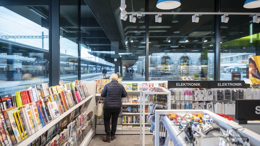 Blick in eine k kiosk Verkaufsstelle, ein Convenience Services Format der Valora Gruppe, fotografiert am 7. Januar 2020 am Bahnhof Oerlikon. (KEYSTONE/Christian Beutler)