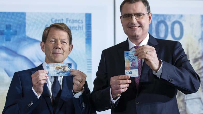 SNB-Chef Thomas Jordan und Vize Fritz Zurbrügg bei der Präsentation einer neuen Franken-Note: Der verliert immer weiter an Boden.