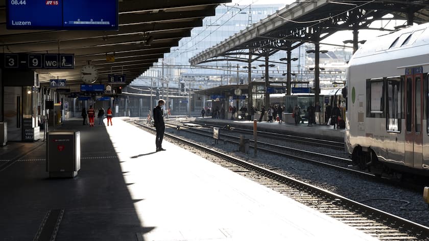 Une personne attend un train sur le quai de la Gare CFF de Lausanne lors de la pandemie du virus Coronavirus, (Covid-19) ce lundi 16 mars 2020 a Lausanne. (KEYSTONE/Leandre Duggan)