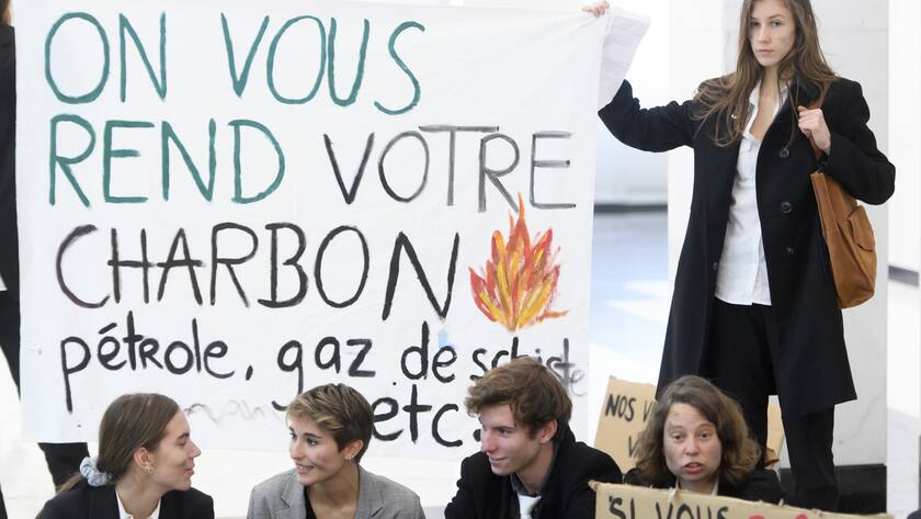 Klima-Aktivisten schütteten Kohle in UBS-Filiale in Lausanne aus Pro-climate activist of the Climate Strike (Greve du Climat Vaud) and candidate for the upcoming elections of the canton of Vaud Juliette Vernier, right, demonstrates during a environmental protest inside of a branch of Swiss bank UBS, in Lausanne, Switzerland, Tuesday, January 14, 2020. (KEYSTONE/Laurent Gillieron)