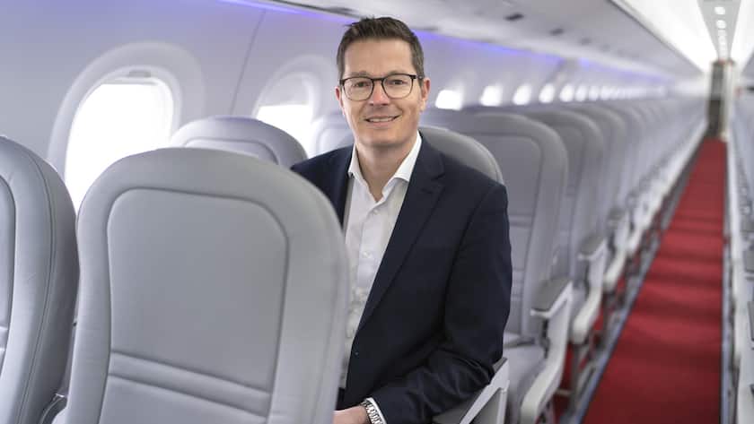 Tobias Pogorevc, CEO der Fluggesellschaft Helvetic Airways, portraitiert in einem Helvetic Airways-Flugzeug des Typs Embraer E190-E2 am 3. Maerz 2021 am Flughafen Zuerich in Kloten. (KEYSTONE/Gaetan Bally)
