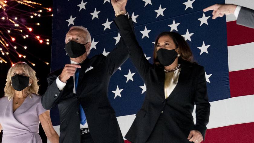 Democratic presidential candidate former Vice President Joe Biden and his running mate Sen. Kamala Harris, D-Calif., watch fireworks during the fourth day of the Democratic National Convention, Thursday, Aug. 20, 2020, at the Chase Center in Wilmington, Del. (KEYSTONE/AP Photo/Andrew Harnik)
