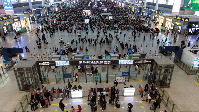 epa10404557 A general view of travellers walking in the railway station, in Shanghai, China, 14 January 2023. Chinese New Year is the time of the world's largest human migration. Starting this 14 January hundreds of millions of people are expected to travel back to their hometowns to celebrate and spend time with their families. According to the Chinese Lunar Calendar, 2023 begins on 22 January and represents the year of the Rabbit. EPA/ALEX PLAVEVSKI