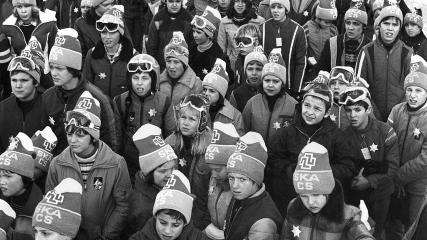 Jugendliche aus Zuerich, die meisten von ihnen tragen eine Muetze der Schweizerischen Kreditanstalt SKA, brechen ins Skilager auf. Die Sportferien sind ausgebrochen und nun fahren zehntausende von staedtischen Bleichgesichtern in Richtung Sonne und Schnee. Fuer zwei Wochen bleiben diesen Zuercher Kindern Pruefungsaengste und Zeugnis-Alptraeume erspart, aufgenommen am 8. Januar 1977 in Zuerich. (KEYSTONE/Str)