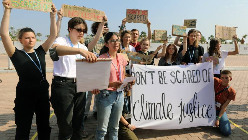 Klimaaktivistinnen und -aktivisten protestieren am Rande der UN-Weltklimakonferenz in Sharm-El-Sheik in Ägypten.