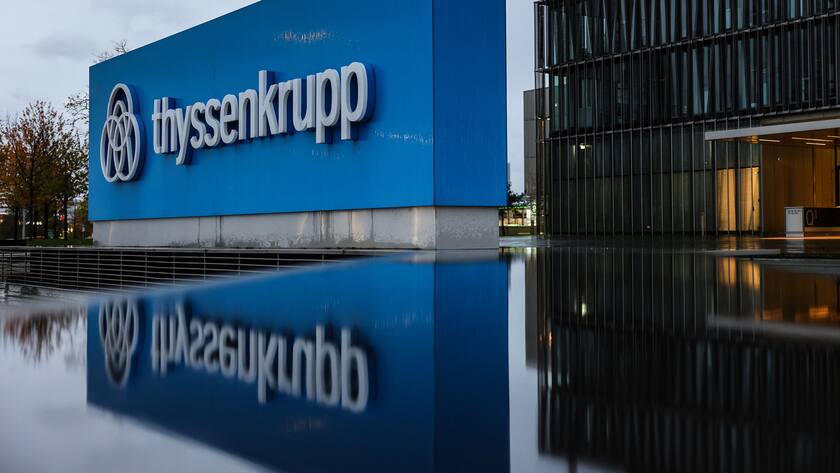 Das Logo von Thyssenkrupp vor der Zentrale in Essen, Deutschland.