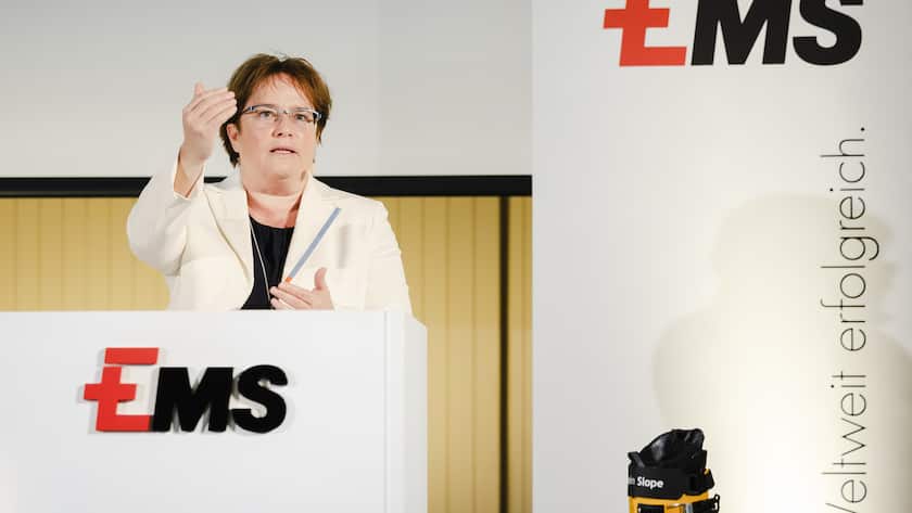 Magdalena Martullo-Blocher, CEO der Ems-Chemie spricht an der Bilanzmedienkonferenz der Ems-Gruppe am Freitag, 11. Februar 2022 in Zuerich. (KEYSTONE/Michael Buholzer)