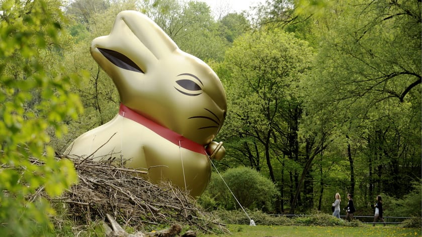Ein ueberdimensionaler mit Luft gefuellter Osterhase eines Schokoladenherstellers steht in einem leeren Gehege des Tierparks Hellabrunn in Muenchen.
