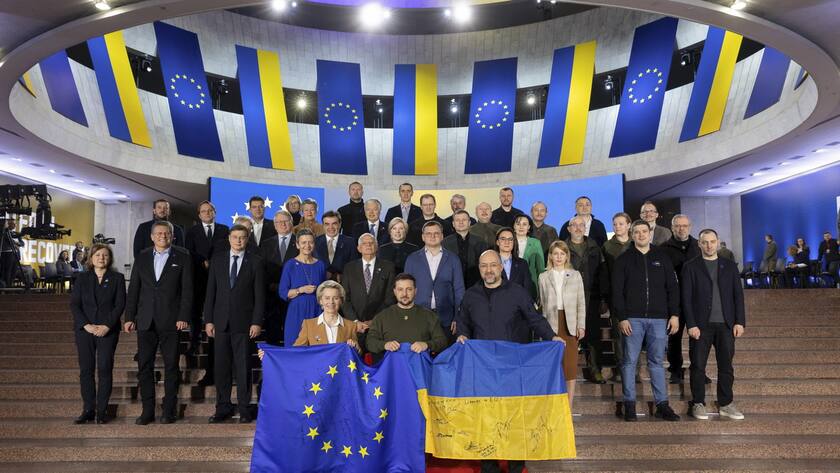 Wolodymyr Selenskyj mit Ursula von der Leyen und weiteren Vertretern der EU am Donnerstag, 02. Februar 2023.