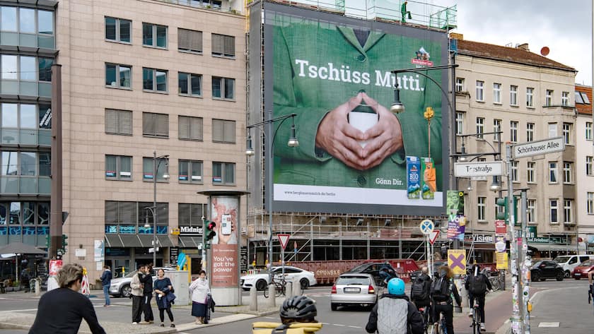 Berlin: "Tschüss Mutti" steht auf einem übergroßen Werbeplakat