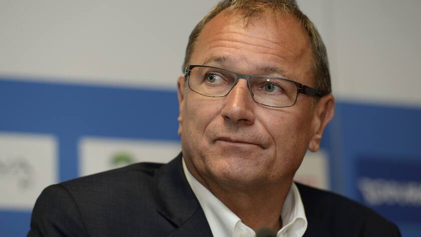 Grasshopper Praesident Andre Dose verfolgt anlaesslich einer Pressekonferenz die Fragen der Journalisten, nach dem Fussballspiel der Super League zwischen dem Grasshopper Club Zuerich und dem FC Thun, am Sonntag, 22. September 2013, im Letzigrund Stadion in Zuerich. (KEYSTONE/Steffen Schmidt)