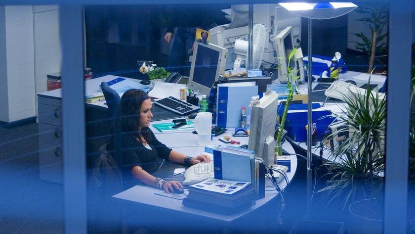 Eine Sachbearbeiterin der Krankenkasse CSS Versicherung AG an ihrem Arbeitsplatz im Leistungs- und Servicecenter in Luzern am 12. Januar 2007. (KEYSTONE/Gaetan Bally) === , ===