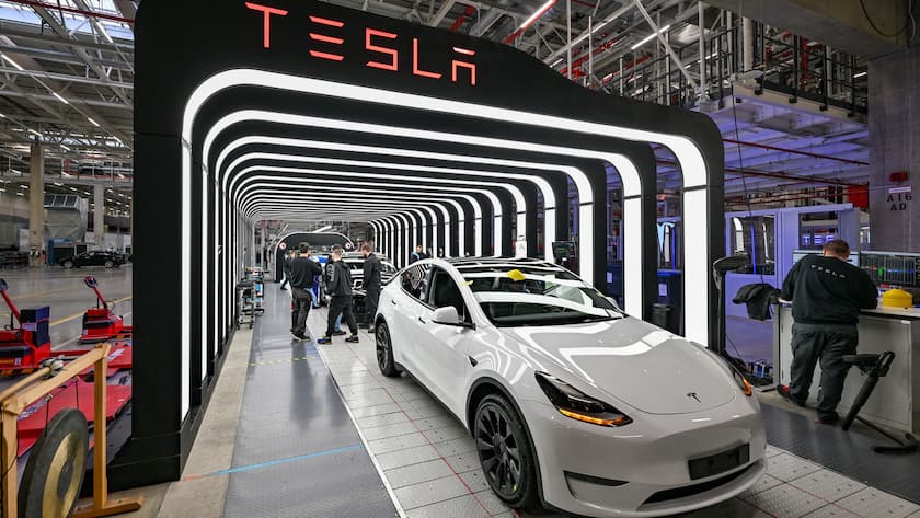 ARCHIV - 20.03.2023, Brandenburg, Grünheide: Mitarbeiter der Tesla Gigafactory Berlin Brandenburg arbeiten an der Endkontrolle der fertigen Elektrofahrzeuge vom Typ Model Y. Der US-Elektrofahrzeugbauer Tesla senkt zum zweiten Mal in diesem Jahr die Preise für alle Fahrzeuge. (zu dpa: «Tesla senkt erneut die Preise für alle Modelle») Foto: Patrick Pleul/dpa +++ dpa-Bildfunk +++