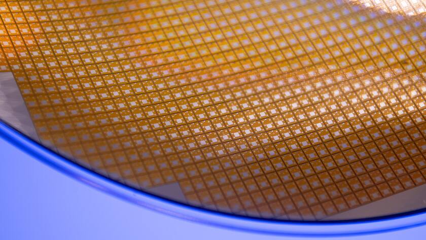 Ein Wafer von Infineon ist vor Beginn der Jahrespressekonferenz in der Zentrale des Halbleiterherstellers zu sehen.